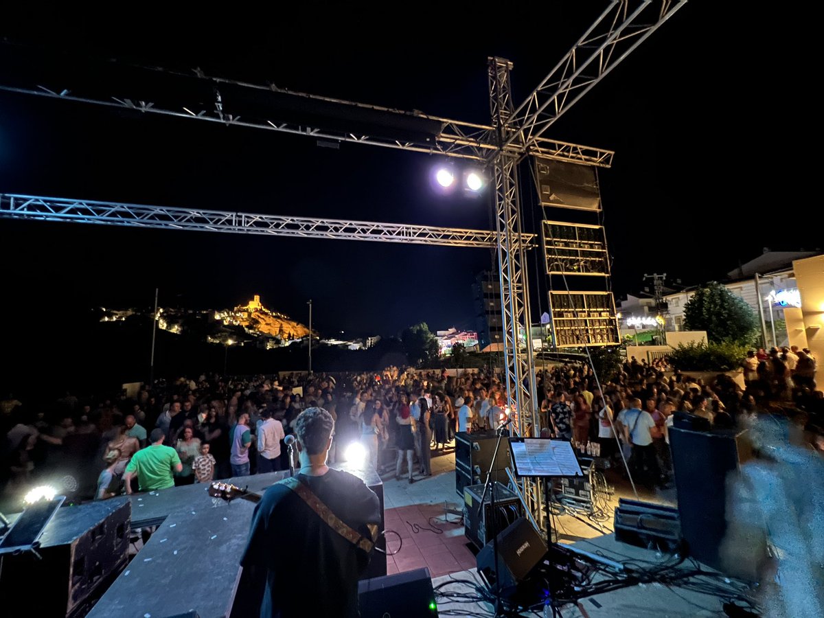 LosTirantitos's tweet photo. GRACIAS IZNÁJAR🔥

¡Un pasada ver la Caseta Municipal a reventar de gente bailando y vibrando con nuestra música! #LosTirantitos2023 https://t.co/tI7ACmW6gx