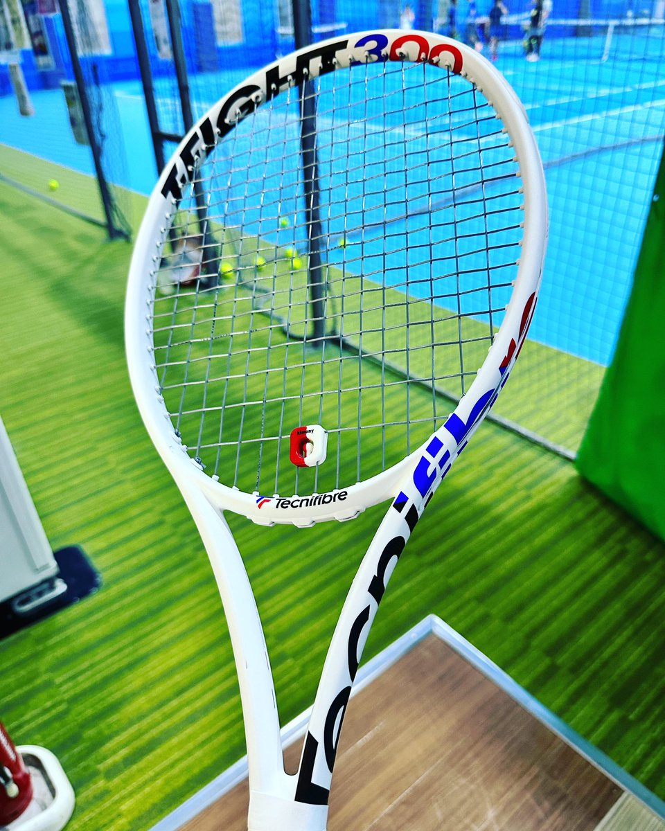 teru4454's tweet photo. 天辺越え 深夜の #修行 だん🎾
T-Fight 300 Isoflex
シングルス
テニス肘には、Tempo 298とどちらが優しいか比較中🫥
肘への優しさの違いはよく分からないですが😅
スピンコントロールはT-Fightかな
#fightsmart
#tecnifibre
#テクニファイバー
#IamT_FIGHTER
#TFight
#isoflex
#Tennis
#テニス https://t.co/K6jYCQmjhv