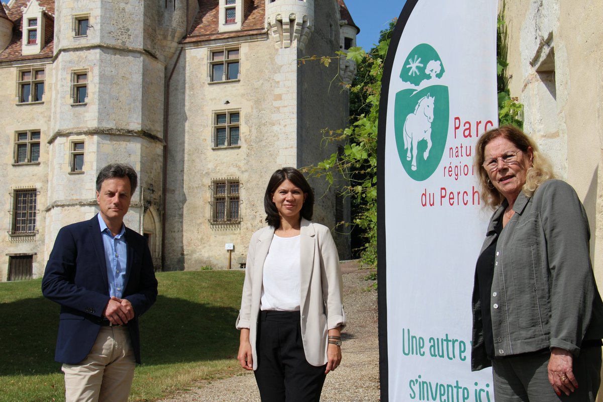 Sandy Lecoq-Espallargas, nouvelle Sous-Préfète de Mortagne-au-Perche en visite au Parc. Au côté d’Anick Bruneau, présidente, et de Denis Guillemin, directeur, elle indique être très impressionnée par toutes les actions menées par le Parc.