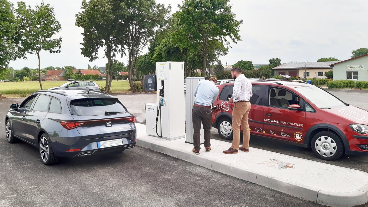 🌱Im Rahmen des morgigen #BiomethantagWeimar gab es schon heute eine Besichtigung der neuen #BioCNG #Tankstelle in Frohndorf #Thüringen

▶️ fal.cn/3zi2z

<a href="/FVBiogas/">Fachverband Biogas</a> <a href="/SepuranMembrane/">Evonik Fibres GmbH</a> @UmweltTH 

#Biogas #Biomethan #GrüneEnergie #Gasaufbereitung #drivebiogas #ohraenergie