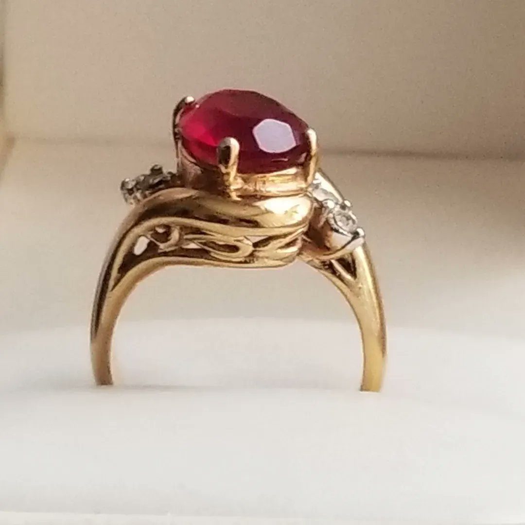 18K Gold Plated Ring with Red Oval Stone and Rhinestone Accents in Raised Filigree Swirl Setting - Size 5 
buff.ly/3OM7VkD 
#touchstonespirit #jewelry #rings #18k #redring #vintage #vintagejewelry
