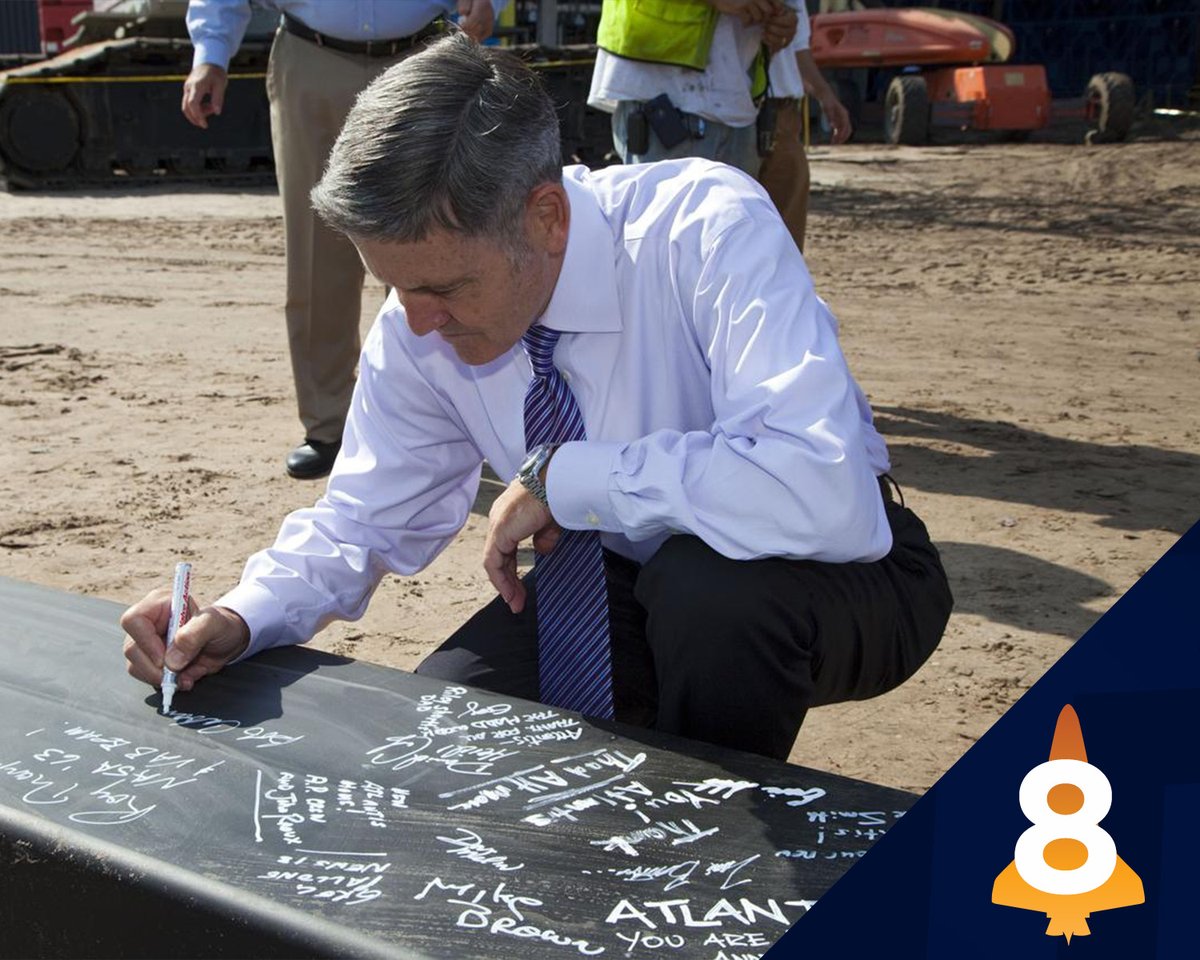 ExploreSpaceKSC's tweet photo. 8️⃣EIGHT8️⃣
September 5, 2012 - Robert Cabana, Kennedy Space Center director at the time and a former astronaut, signs a steel beam before it was placed at the highest point of Space Shuttle Atlantis while it is under construction. #Atlantis10
📸: NASA/Kim Shiflett https://t.co/svSipO87Yl