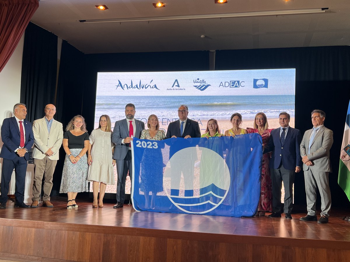 AytoHuelva's tweet photo. La concejala de Turismo, Comercio, Salud y Consumo, Pastora Giménez, ha recogido esta mañana de manos del consejero de Turismo, Cultura y Deporte de la Junta de Andalucía, Arturo Bernal, la Bandera Azul concedida por primera vez a la Playa del Espigón. https://t.co/0CMgB4w2Vw https://t.co/k1iIcPSdgq
