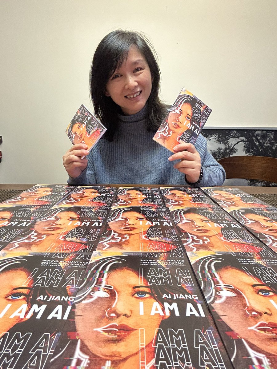 #IAMAI International Giveaway!!👀🤍

🏆5 Signed copy of #IamAI + goodies 
🏆5 Bookplate + stickers packs

TO ENTER
🔁Retweet/Share this post
💬Comment with your favourite cyberpunk/dystopian movie/book/show

Ends Friday 6/23👀🤍

*Last photo ft. my mom the cover artist 🫣🫶🏼