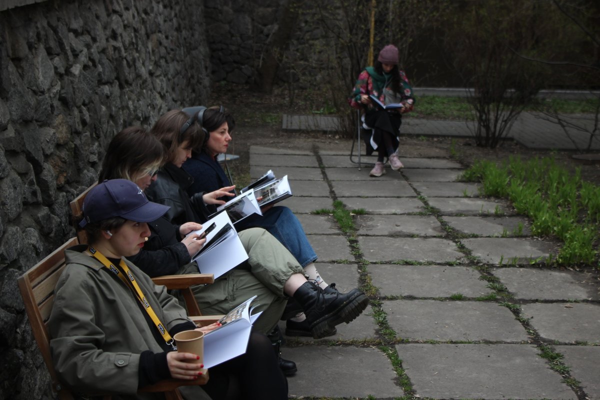 Entdeckt "Nebenan/Поруч" mit Installationen und Ausstellungen:

Olha Filonchuk – Belonging
Dmytro Levytskyi – Photos of Sichovykh Striltsiv street
#PORTRAITS – Ausstellung der Residenzpreisträger:in 2023 

Mehr Infos: hellerau.org/nebenan

#HELLERAU #Nebenan #Поруч #Festival