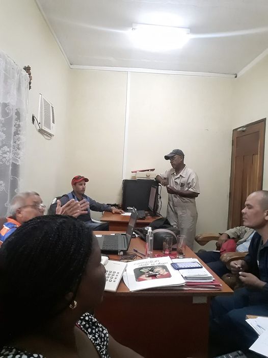 Se  realiza reunión de precorte de la conductora la Teresa y las Redes  de abasto Florencia  con los supervisores  de la ESI Direccion de la UEB  departamento producción y Jefes de Brigadas.