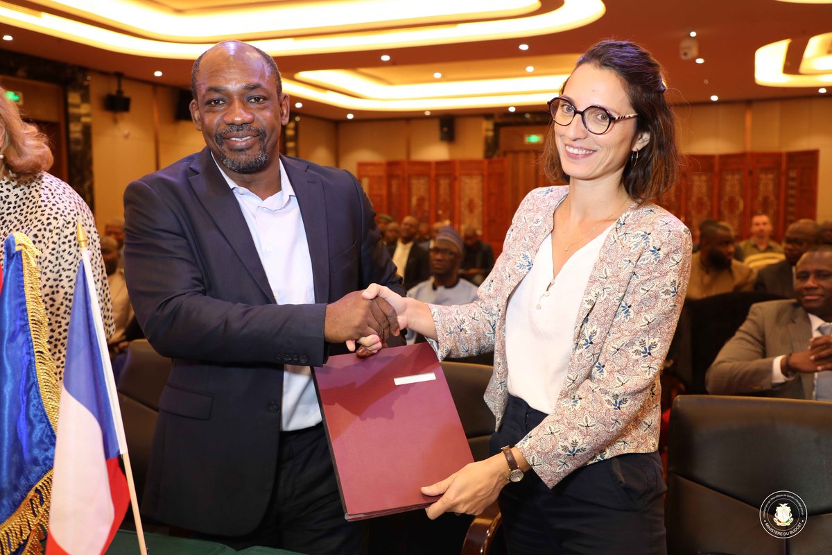 MEFB_GN's tweet photo. #MdB_Info : Cérémonie de lancement du Programme d'Appui à la Mobilisation des Ressources Intérieures et aux Corps de Contrôle (AMRIC)
Plus d'info 👉 https://t.co/6G6w21rHlP
#MBudgetGN #AMRIC #PAMRIC #MAMRI #GouvernementGN https://t.co/nXUt2UUlw1