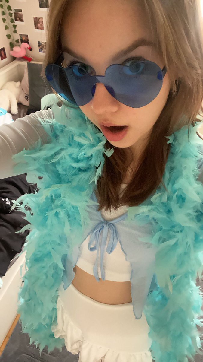 karina🗝️ saw billie!! tweet media