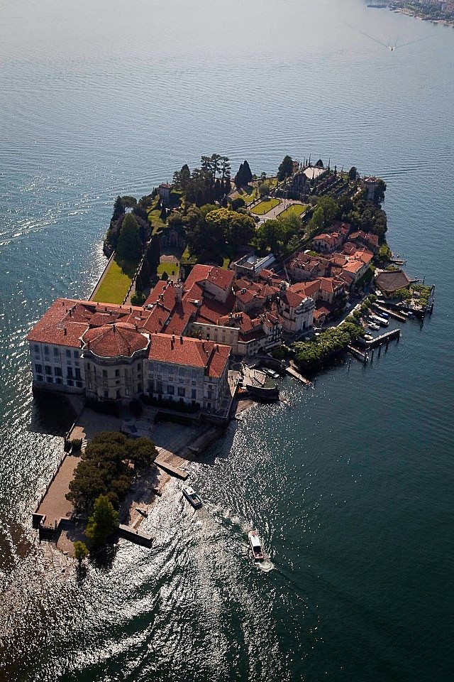 Isola Bella a Stresa sul lago Maggiore 

#Lagomaggiore #lakemaggiore #isolabella #isoleborromee #stresa #lake #italia #italy #vacanze #holiday #vacation #ferien #ferienwohnung #ferienhaus #travel #urlaub 

 latuacasa-group.com/case-vacanze-S…