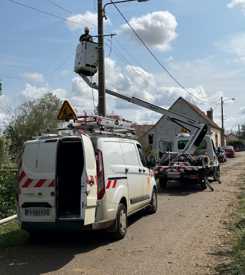 OrangeCVL's tweet photo. 🟠Les réparations ont commencé : les techniciens ont remplacé les premiers poteaux. 
Les travaux se poursuivent demain. https://t.co/cGqo3q3ynr
