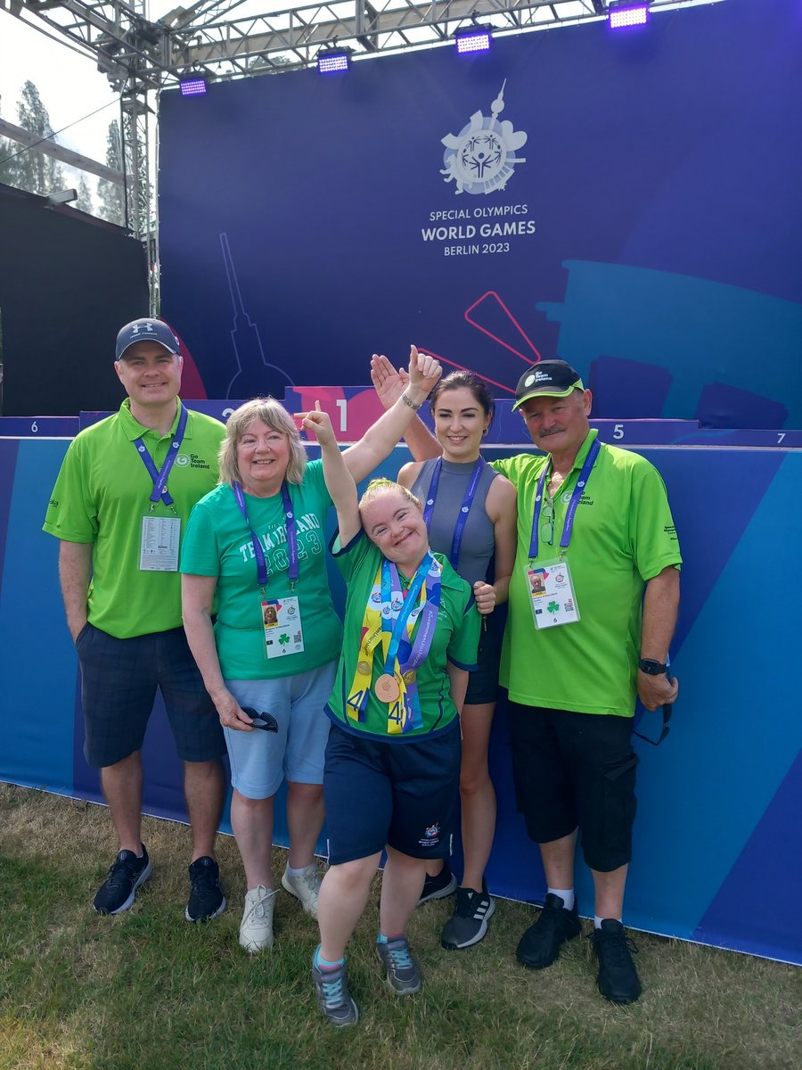 TeamIrlSport's tweet photo. Rhythmic Gymnastics athlete Jennifer O'Halloran showing off her ribbons and bronze medal with her very proud family, coach and fellow Olympians π₯ #SORhythmicGymnastics #SOIreland #Berlin2023 #UnbeatableTogether https://t.co/23TKLueF5l