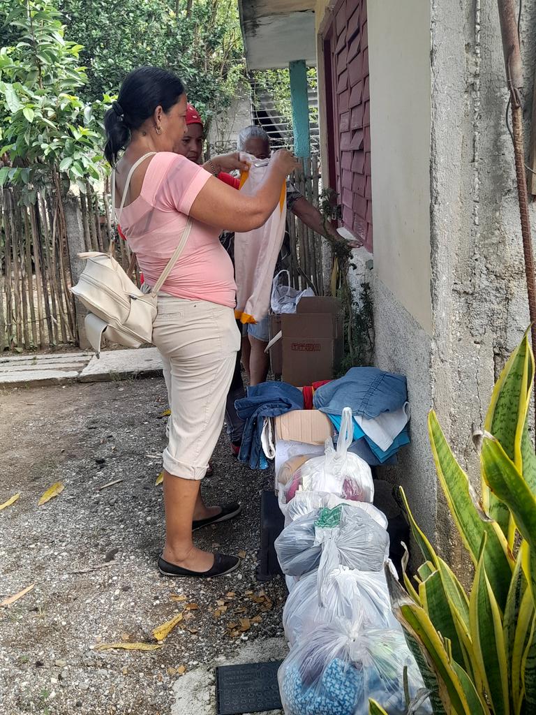 dmebayamo's tweet photo. #EducaciónBayamo realiza actividades de impacto y donativos a personas de la comunidad "Caureje".
#GranmaSeRecupera
#EducaciónGranma 
#CubaMined 
#PorGranmaLoMejor https://t.co/B0eDGKCKfw