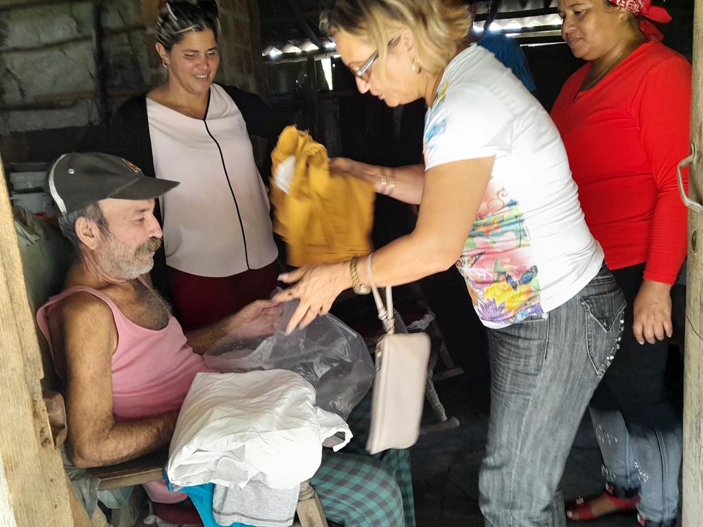 dmebayamo's tweet photo. #EducaciónBayamo realiza actividades de impacto y donativos a personas de la comunidad "Caureje".
#GranmaSeRecupera
#EducaciónGranma 
#CubaMined 
#PorGranmaLoMejor https://t.co/B0eDGKCKfw
