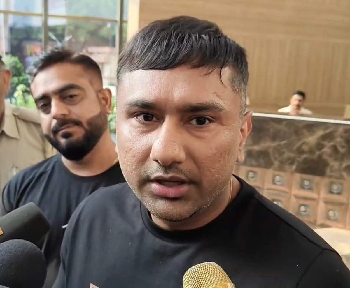 YoYoXJabraFan's tweet photo. "GIVE PROTECTION TO HONEY SINGH"

Isko Abhi 11 Baje Twitter Pe TREND karaana hai. 

Agar Tum Sach Me Honey Singh Ki Respect Karte Ho Na, To Aaj Support Karo🙏🏻 Har Ek Banda Twitter Pe Dikhna Chahiye 11 Baje..

#YoYoHoneySingh #HoneySingh https://t.co/KItjK1iLM6
