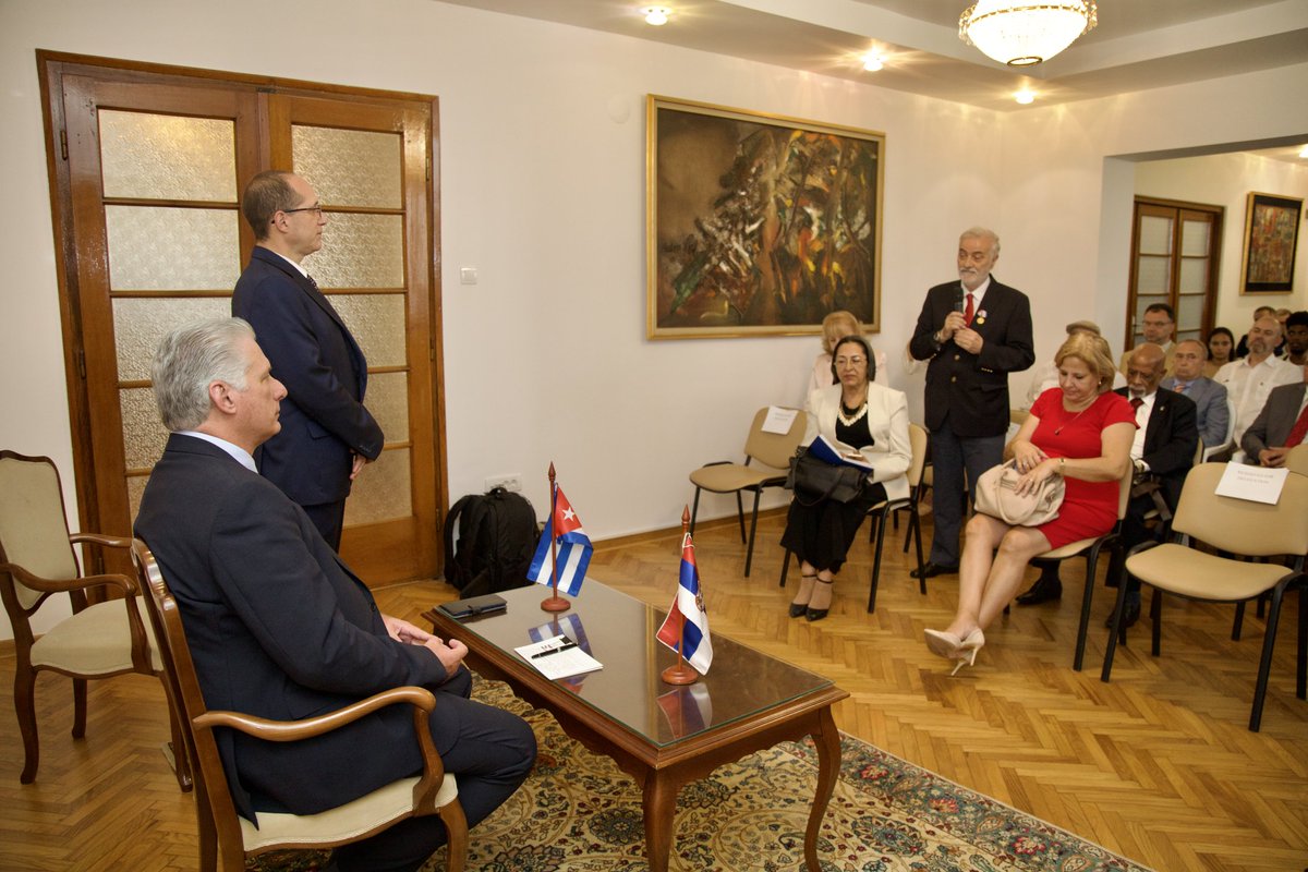 Antes de nuestra partida conversamos con amigos del movimiento de solidaridad con #Cuba y connacionales residentes en #Serbia. Un encuentro gratificante, de compromiso renovado en defensa de la Revolución. Mucho agradecemos su apoyo a la lucha por el fin del bloqueo genocida.