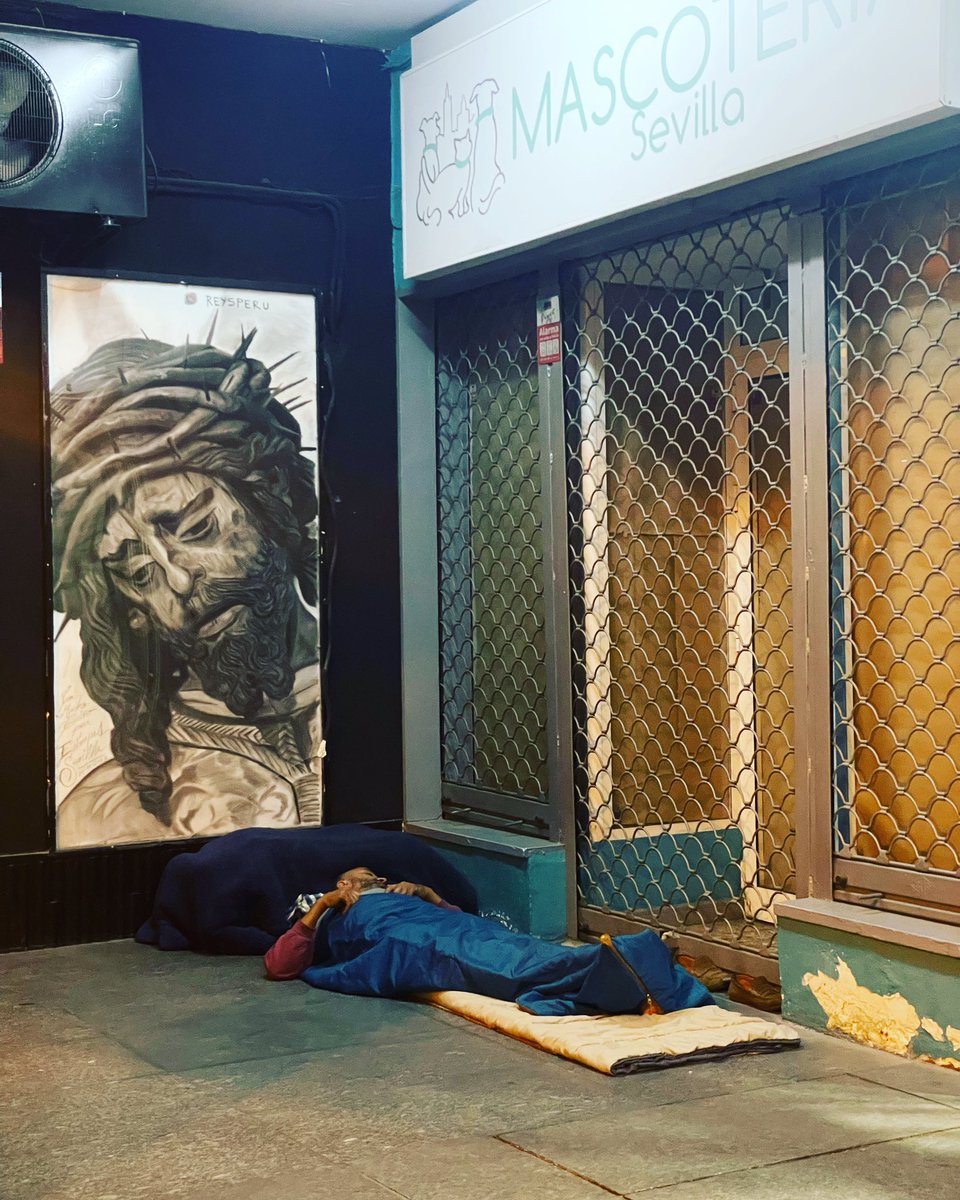 Anoche paseando por el centro, me dejó impresionado. Dios, el Gran Poder, lo proteja.