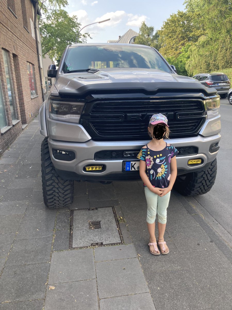 Ich bin ja selten sprachlos, aber was bitte ist das? Warum sind solche #Stadtpanzer erlaubt? Meine Tochter ist 129 cm groß! #autokorrektur