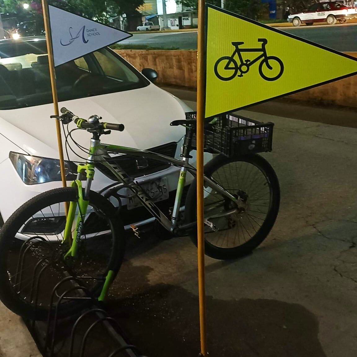 Peatonsito's tweet photo. Buenos días #BiciRobada

Hoy robaron #bicicleta #Alubike gris en domicilio de Panorámicas del Fortín y calle Crespo #Oaxaca.

Tiene parrilla volada, caja de plástico con cinta morada reflejante, ruido al frenar con la llanta trasera

Agradezco cualquier información 💔 #FelaLópez https://t.co/6jjC4Q9pmy