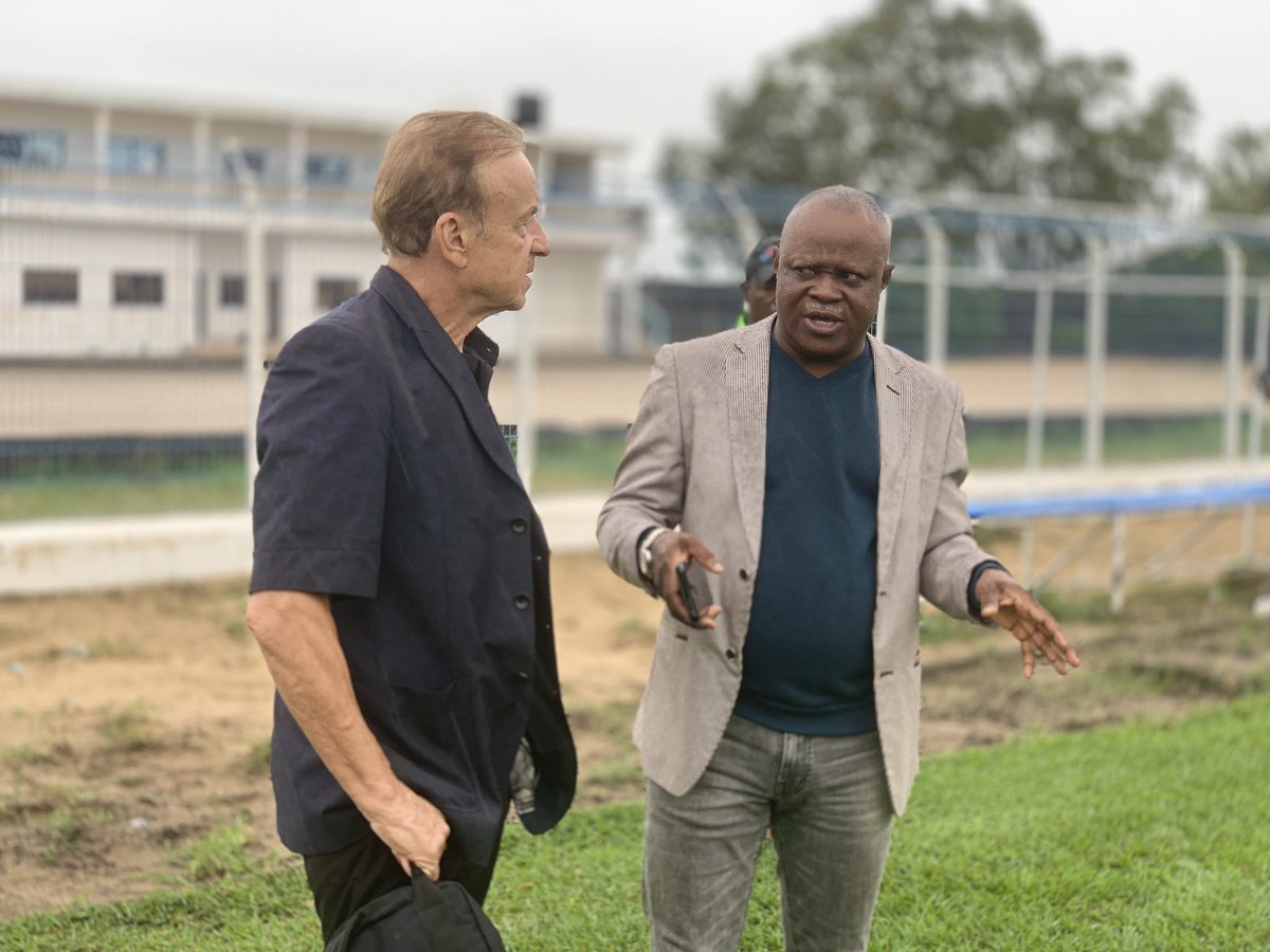 EvrardFul's tweet photo. Le sélectionneur des #Guépards du Bénin, #Gernot_Rohr a entrepris une visite sur les installations du centre de formation de l’Union Sportif de Sèmè-Kraké dans l’après-midi de ce mercredi 21 juin 2023. #USSK #wasexo @fbfofficiel #usskrake https://t.co/VRzS5obkkR