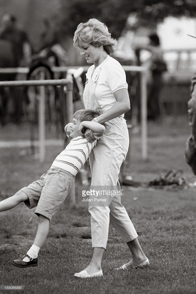 Princess Diana and Prince William at a polo match. (1987)

#HappyBirthdayPrinceWilliam #ThankGodWilliamWasBornFirst