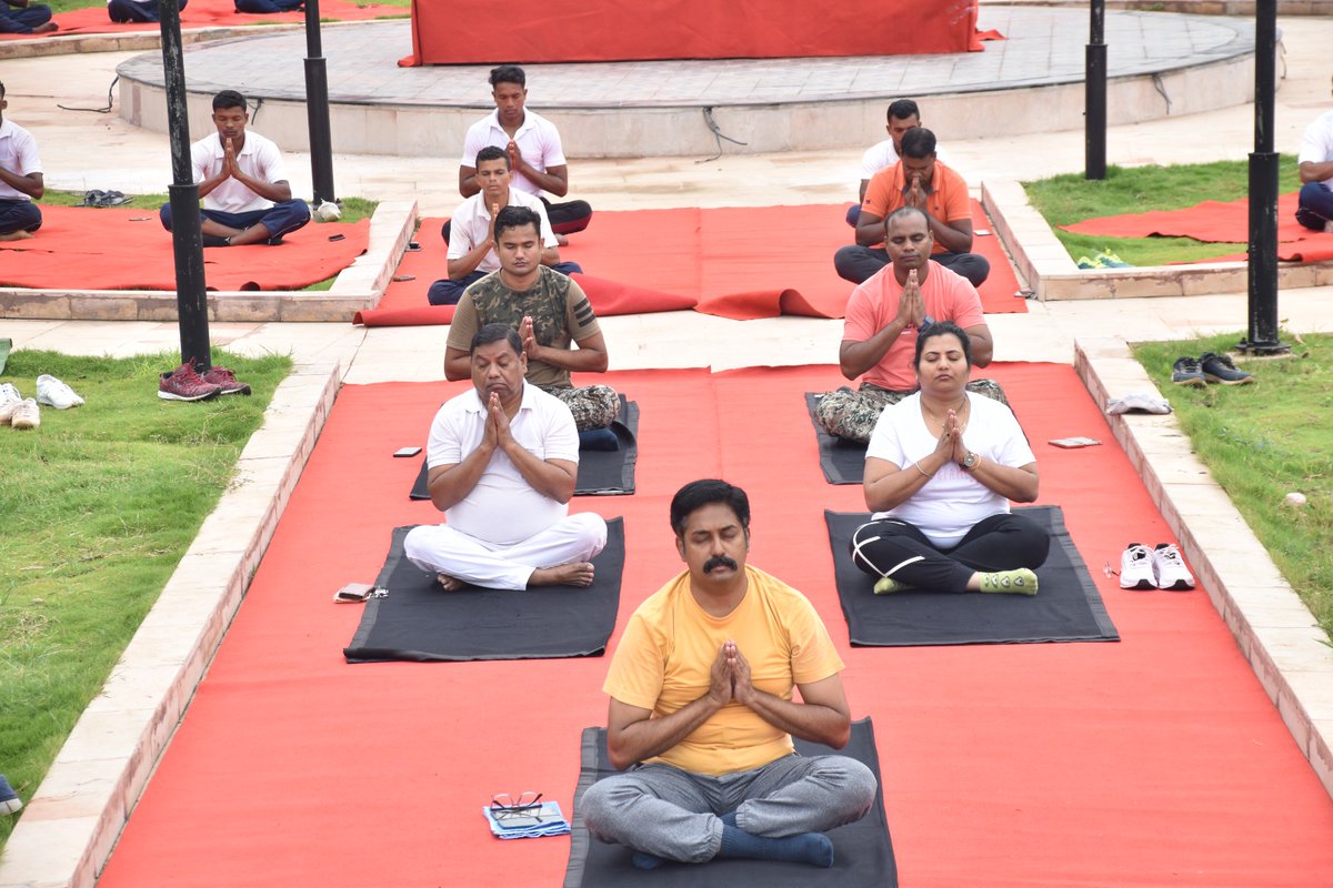 IGP Bastar Shri Sundarraj P along with senior officials and staff of Bastar Police participated in the International Yoga Day event conducted in 'Amar Vatika' campus, Jagdalpur #yoga #InternationalYogaDay #internationalyogaday2023 #fitindia #CGPolice #police