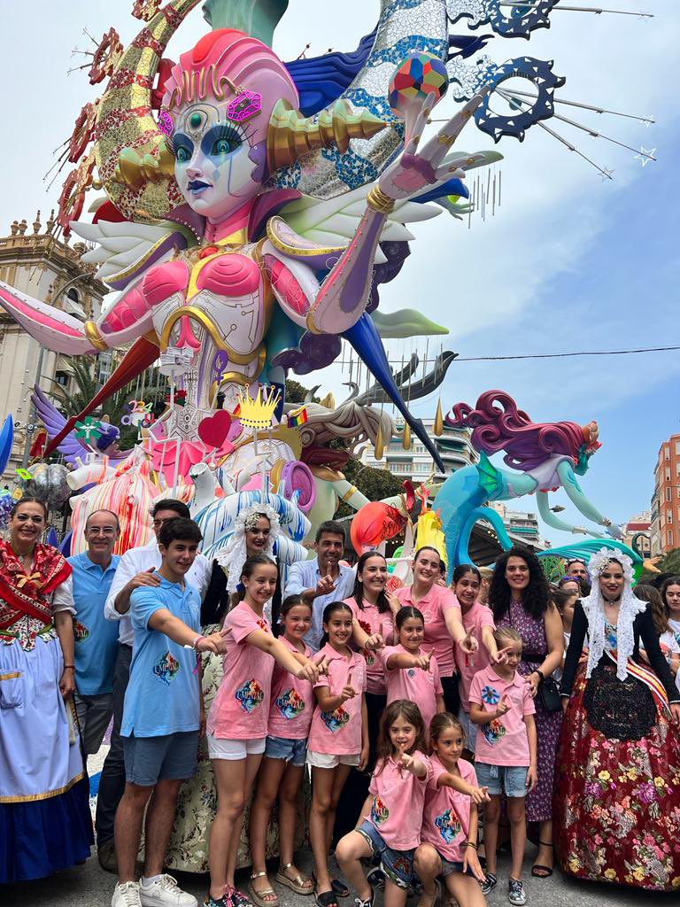 Enhorabuena a la <a href="/FDiputacioRenfe/">F. Diputació Renfe</a>, ganadora del Primer Premio de la Categoría Especial de #LesFogueres2023 🔥

Muy contentos de poder compartir con todos los miembros de esta hoguera, por la que sentimos un cariño especial, este mágico momento 👏🏼

¡FELICIDADES!