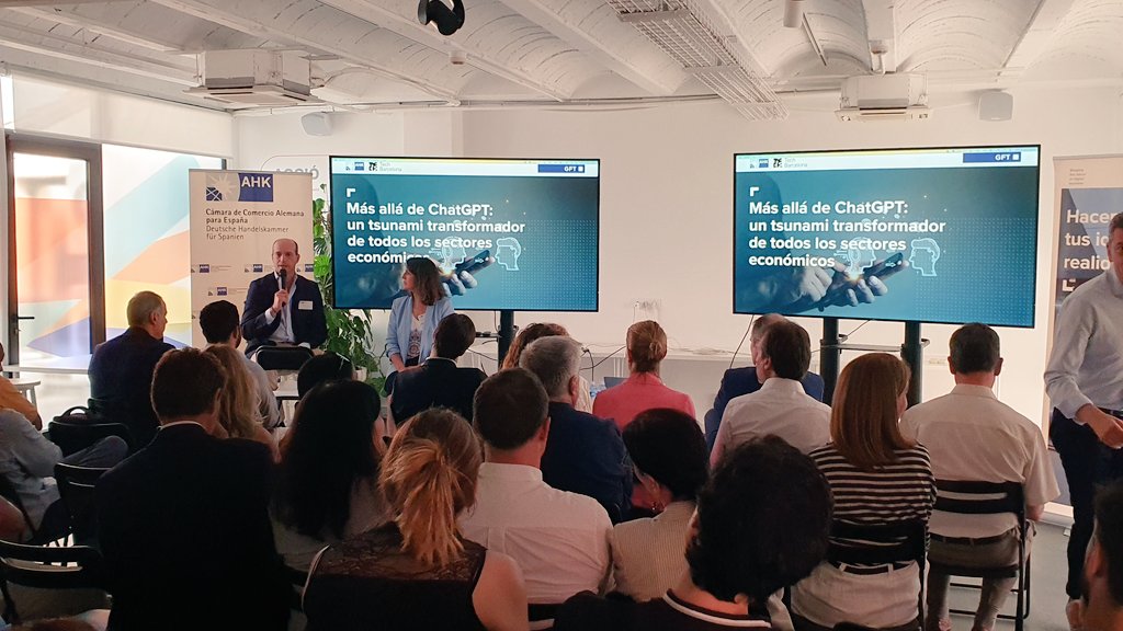 gft_es's tweet photo. Hoy estamos en @TechBarcelona junto a @AHK_es organizando un evento sobre la #InteligenciaArtificial y cómo los agentes inteligentes están moldeando el futuro empresarial. Nuestro CEO, @ManuelLavinGFT introduce el tema en el escenario. https://t.co/4VIKRAU1H3