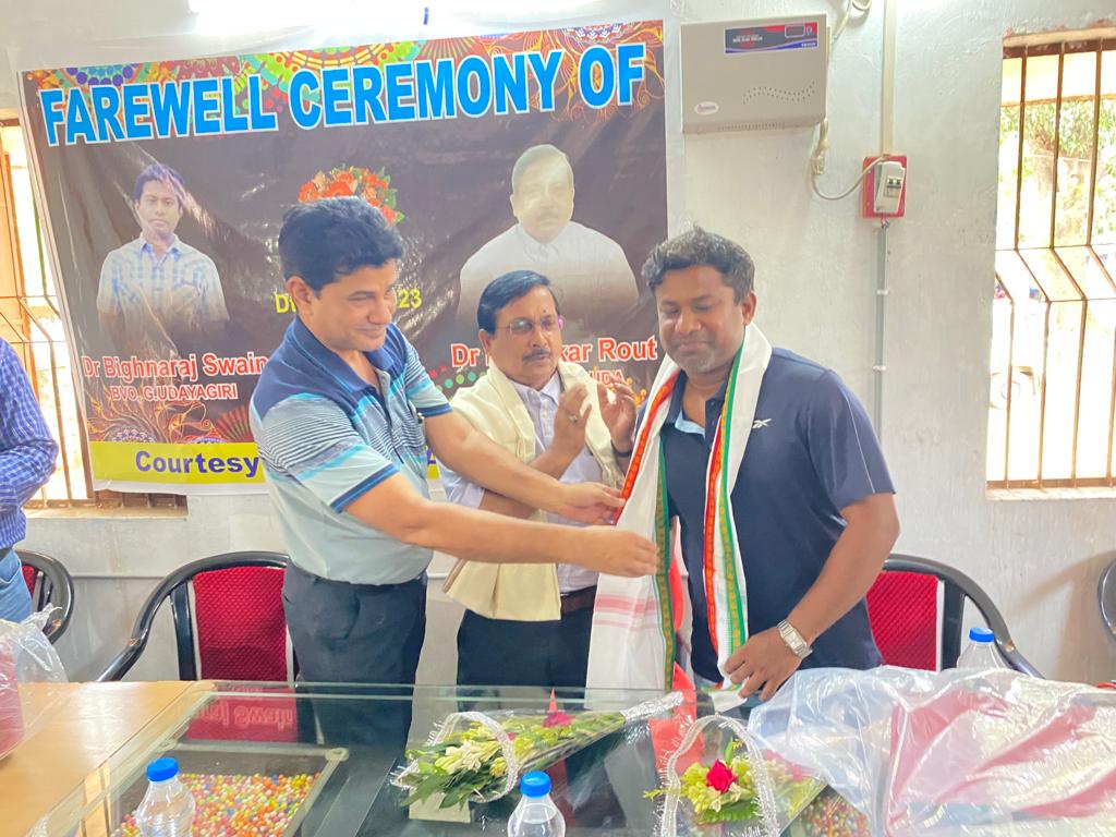 OvsaKandhamal's tweet photo. Farewell to Dr. Ratnakar Rout (OVS-SB) and Dr. Bighnaraj Swain (OVS-1) by all veterinarians of Kandhamal District. #OVSA https://t.co/K5Brft1CdS