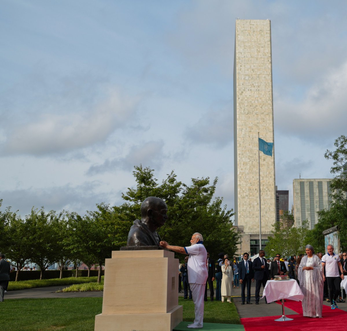 PM @narendramodi paid homage at the bust of Mahatma Gandhi situated in the north lawns of @UN HQ.
