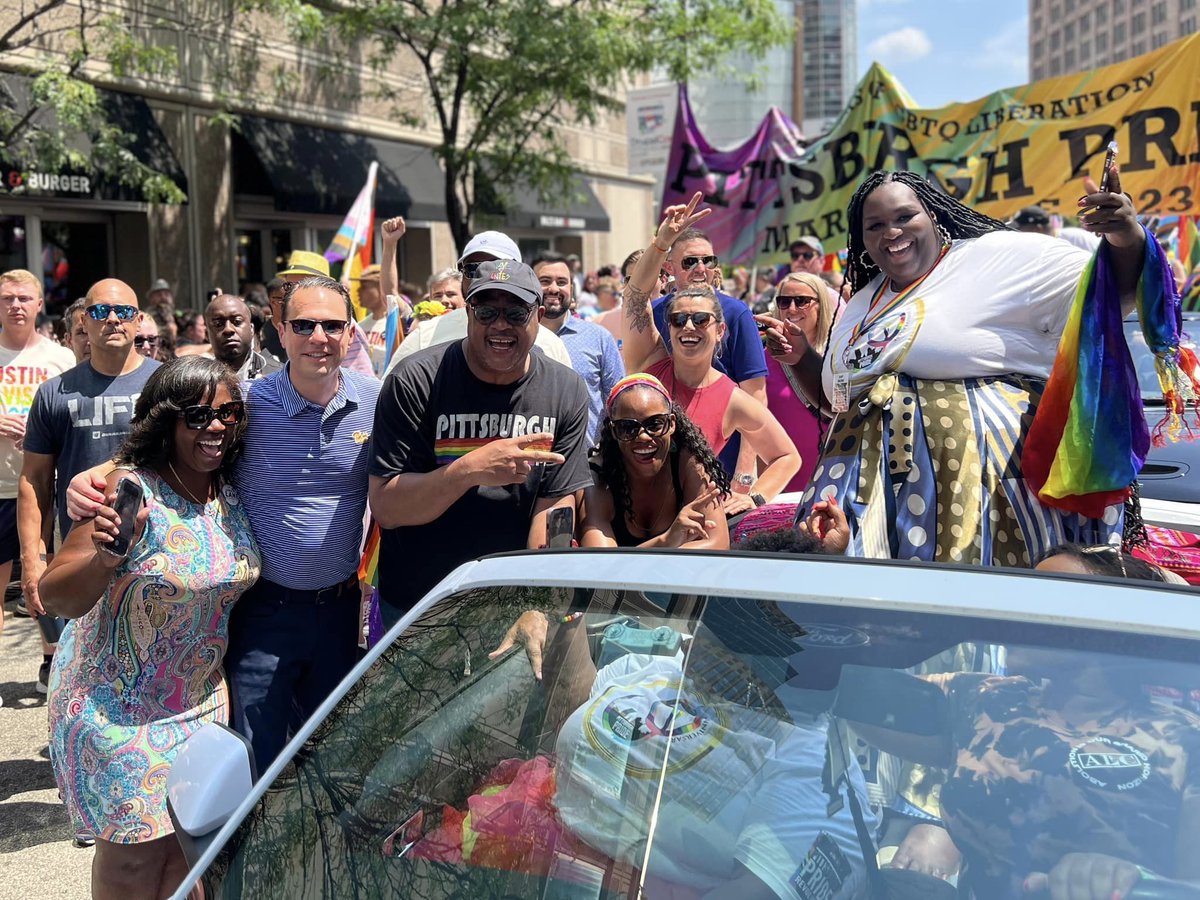 RepSummerLee's tweet photo. I want my LGBTQI+ fam to know that I got your back, loud and proud!

At a time where your rights are under a daily attack from Republicans, right-wing media &amp; corrupt supreme court justices, I'm proud to reintroduce &amp; cosponsor the #EqualityAct.

We're in this fight together! https://t.co/w6400VDVCO
