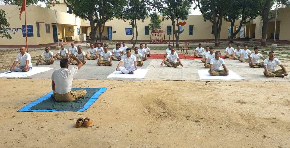 Troops of Sector Headquarter Amritsar performing various yoga asanas on #YogaDay at forward post.

#HarAnganYoga 
#IDY2023