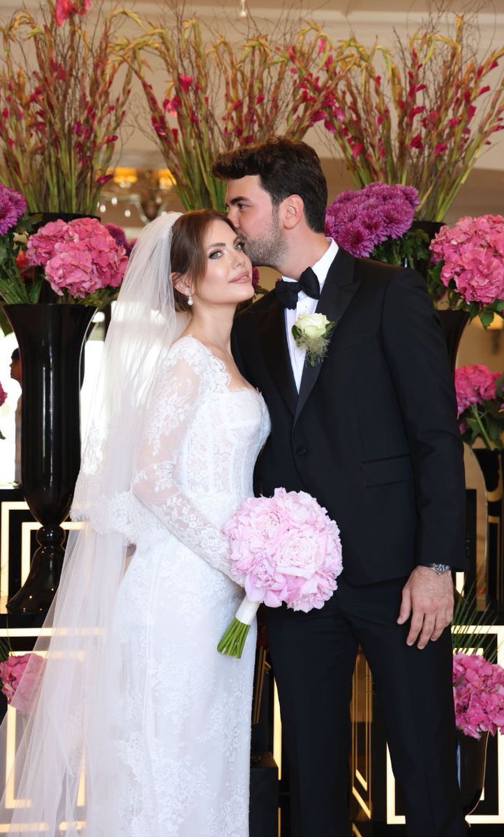 Fanseriesturki's tweet photo. عروسی ادا اجه 🥺❤️‍🩹
خیلی وقت که عروس به این خوشگلی ندیده بودیم هم لباس عالی و هم آرایش 🤝🤌✨

#EdaEce #BuğrahanTuncer https://t.co/7OBXsGC7U5