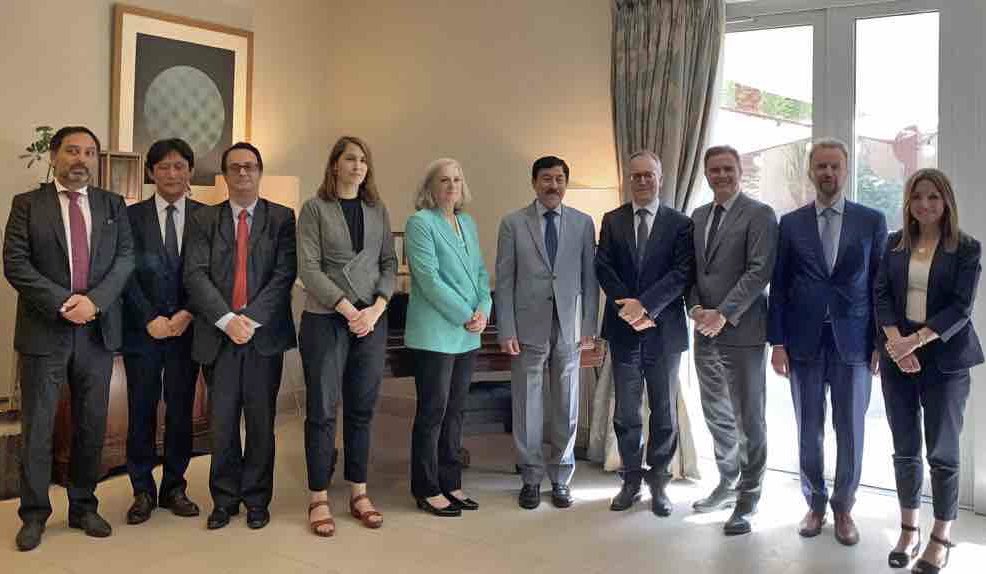 CanadainIraq's tweet photo. Productive talk today with Dr. Ali Al-Allaq, CBI Governor, at the IECG Ambassadors meeting, co-chaired by 🇨🇦 & 🇩🇪. We discussed the new budget and stressed the importance of sound monetary & fiscal policies to support Iraq's long term stability & growth. @GermanyinIraq #IECG https://t.co/5Ul6Pih388