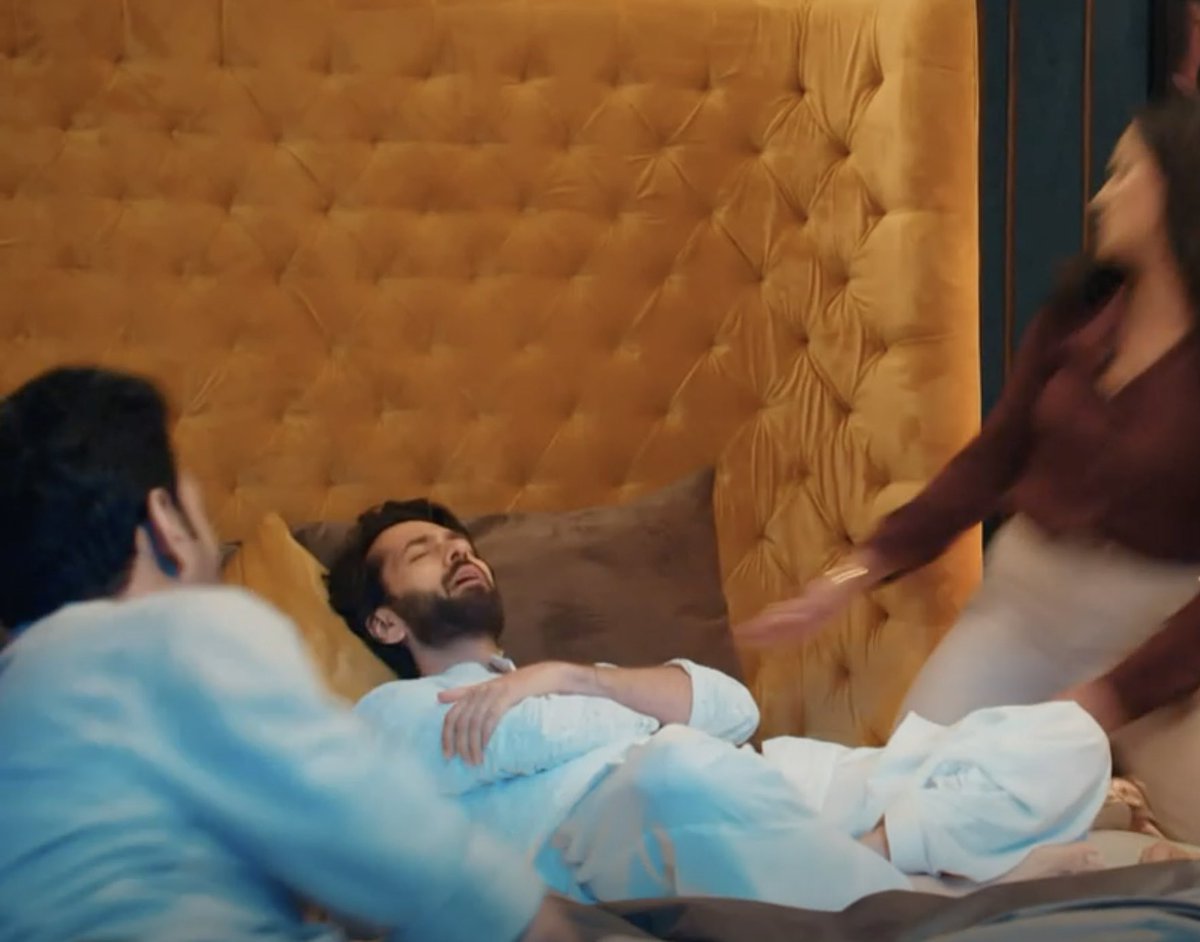 I m going to start with that cris cross  legged sleeping pose that Ram has here . I mean How cute is that 🥹. Also this seems more like Nox here 😍❤️
#badeachhelagtehain3
#nakuulmehta