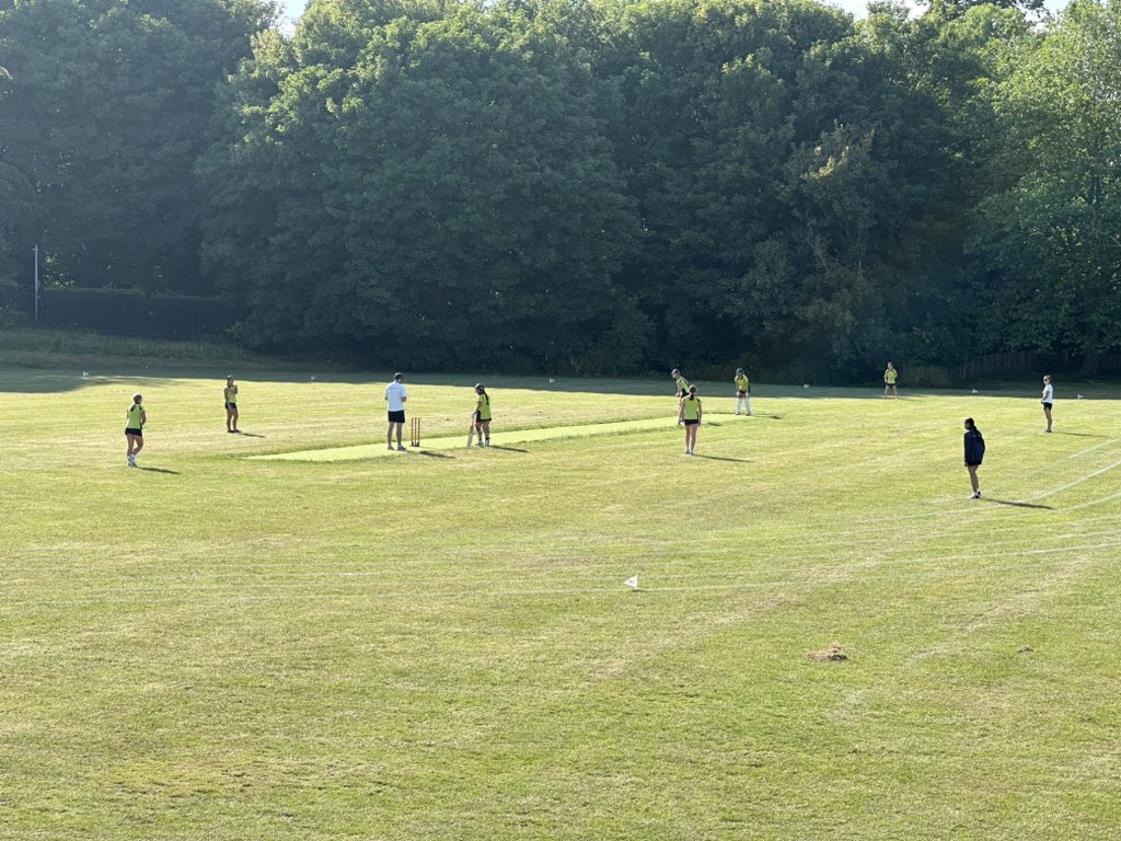 Anyone for cricket? #OpenEvening @CroydonHigh @CroydonHighJnrs 💙💚