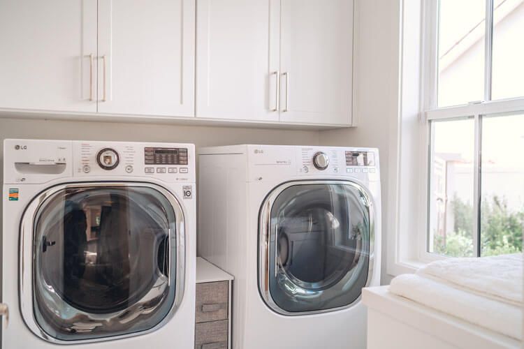 CabinetsP's tweet photo. Keep your laundry room organized and efficient with a custom storage solution! Our team can help you create a space that streamlines your routine and reduces stress.
#laundryroommakeover  #laundryroomstorage #customorganization #customcabinets #customlaundry #laundrygoals https://t.co/6PZXAYm46o
