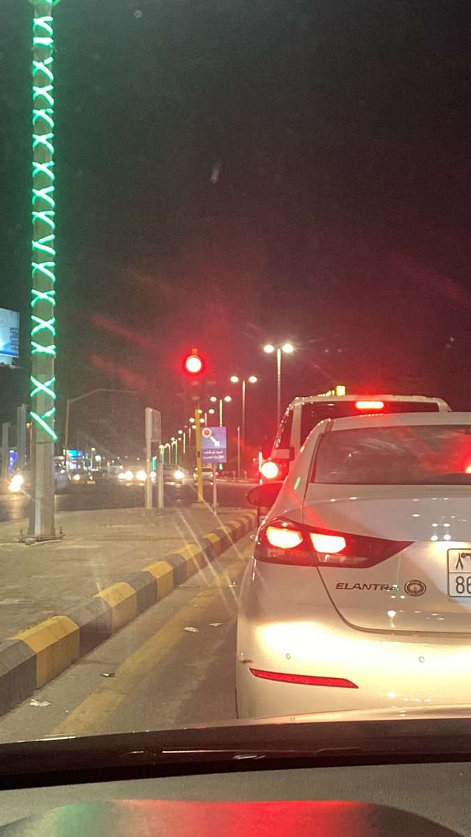 @eMoroor اشارة طريق الملك عبدالعزيز وابو بكر الصديق بجانب عيادة ازدان حفرالباطن تفتح اخضر 6 ثواني فقط !