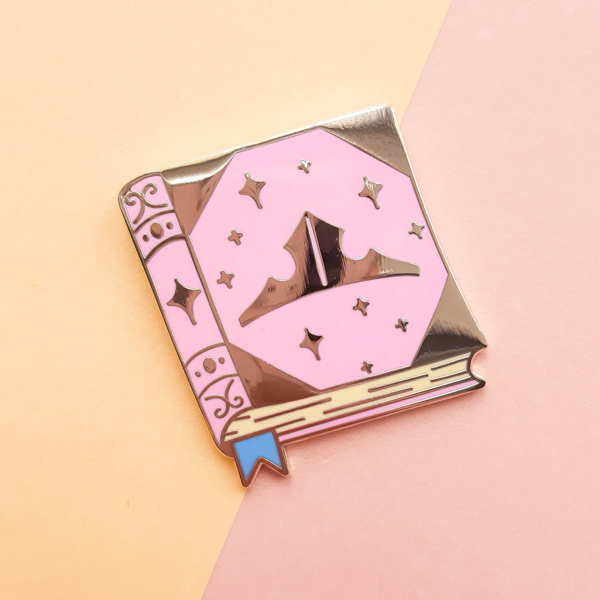 PumpkinQueenPin's tweet photo. Once Upon a Time... 📖🏰⭐️

Share your favourite fairy tale with my Storybook Pin Series for sale on #etsy 🧡

https://t.co/kvIk38543N? https://t.co/dJ0C5tlOZ5