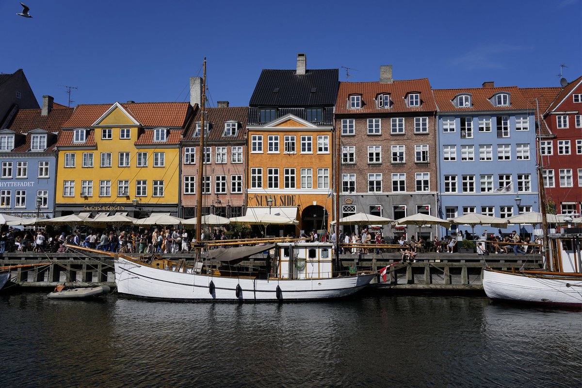 Ahhh...Nyhavn. You had us at 'Velkommmen!' 🇩🇰
#Copenhagen #Denmark #Harbor #Welcome #Travel