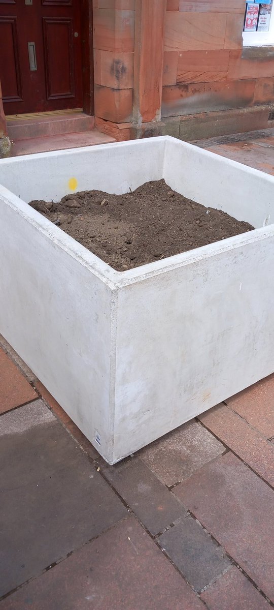 Massive thanks to Plpc Carluke for letting us borrow a trailer today which allowed some of our volunteers to transport soil from @HighMillCarluke to the planters in the High Street. These will soon be filled with lots of flowers and some vegetables too!