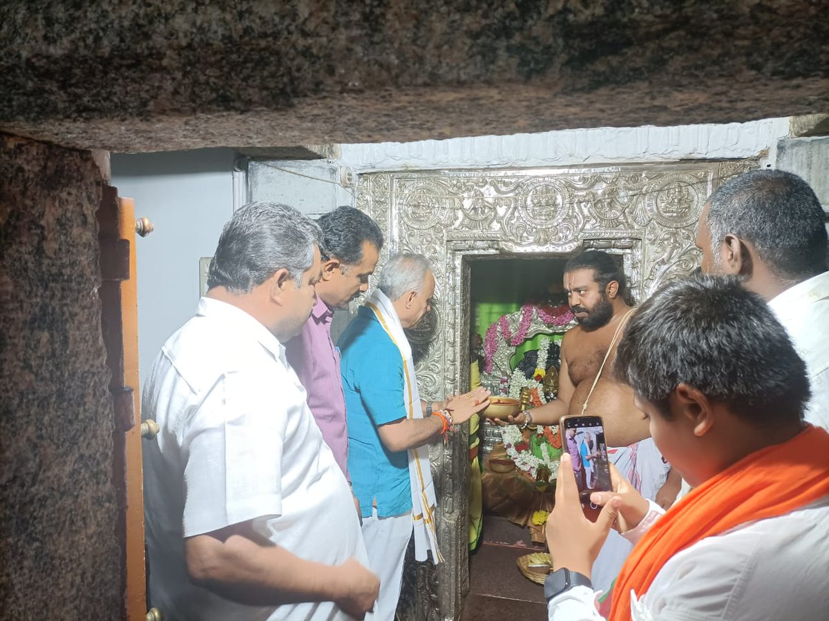 bsureshgowda1's tweet image. ನಮ್ಮ ತುಮಕೂರು ಗ್ರಾಮಾಂತರ ವಿಧಾನಸಭಾ ಕ್ಷೇತ್ರದ ಇತಿಹಾಸ ಪ್ರಸಿದ್ದ ದೇವರಾಯನದುರ್ಗದ ಶ್ರೀ ಲಕ್ಷ್ಮಿ ನರಸಿಂಹ ಸ್ವಾಮಿ ದೇವಾಲಯದಲ್ಲಿ ವಿಶೇಷ ಪ್ರಾರ್ಥನೆ ಸಲ್ಲಿಸುವ ಮೂಲಕ ಪೂಜೆ ಸಲ್ಲಿಸಿದೆ.ಈ ಸಂದರ್ಭದಲ್ಲಿ ನಮ್ಮ ಪಕ್ಷದ ಮುಖಂಡರು,ಕಾರ್ಯಕರ್ತರು ಹಾಗೂ ಗ್ರಾಮಸ್ಥರು ಉಪಸ್ಥಿತರಿದ್ದರು.

 #TeamBSG #Shakthisoudha #Devotional