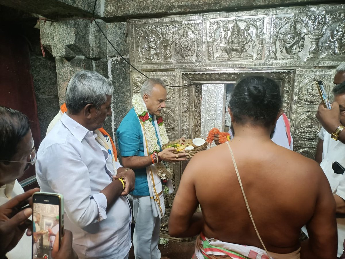 bsureshgowda1's tweet image. ನಮ್ಮ ತುಮಕೂರು ಗ್ರಾಮಾಂತರ ವಿಧಾನಸಭಾ ಕ್ಷೇತ್ರದ ಇತಿಹಾಸ ಪ್ರಸಿದ್ದ ದೇವರಾಯನದುರ್ಗದ ಶ್ರೀ ಲಕ್ಷ್ಮಿ ನರಸಿಂಹ ಸ್ವಾಮಿ ದೇವಾಲಯದಲ್ಲಿ ವಿಶೇಷ ಪ್ರಾರ್ಥನೆ ಸಲ್ಲಿಸುವ ಮೂಲಕ ಪೂಜೆ ಸಲ್ಲಿಸಿದೆ.ಈ ಸಂದರ್ಭದಲ್ಲಿ ನಮ್ಮ ಪಕ್ಷದ ಮುಖಂಡರು,ಕಾರ್ಯಕರ್ತರು ಹಾಗೂ ಗ್ರಾಮಸ್ಥರು ಉಪಸ್ಥಿತರಿದ್ದರು.

 #TeamBSG #Shakthisoudha #Devotional