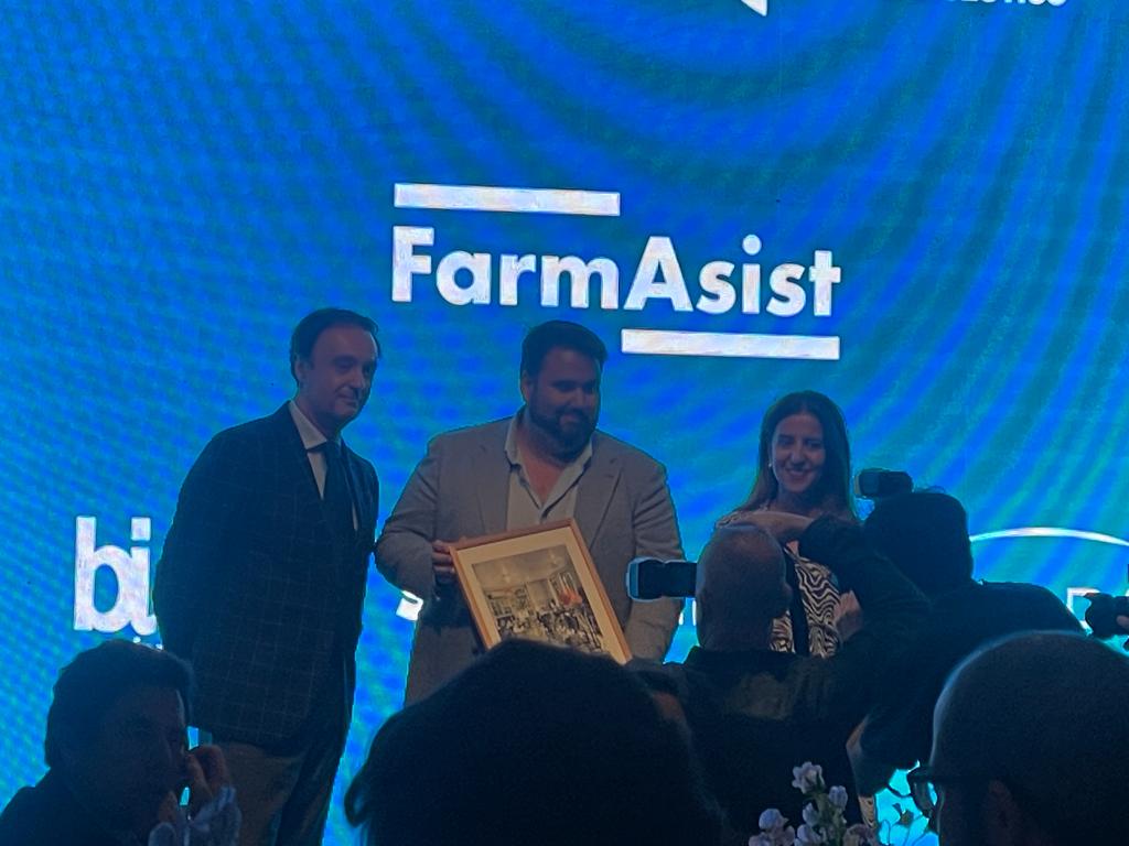 ¡Seguimos con buenas noticias!

Nuestra "Guía de Dispensación farmacológica" ha sido premiada por <a href="/CFarmaceutico/">Correo Farmacéutico</a> en los #FarmAsistCF🏆.

¡Nuestro compañero <a href="/botikariolainez/">Julián Laínez Troya</a> ha sido el encargado de recoger el galardón!

GRACIAS DE TODO 💛