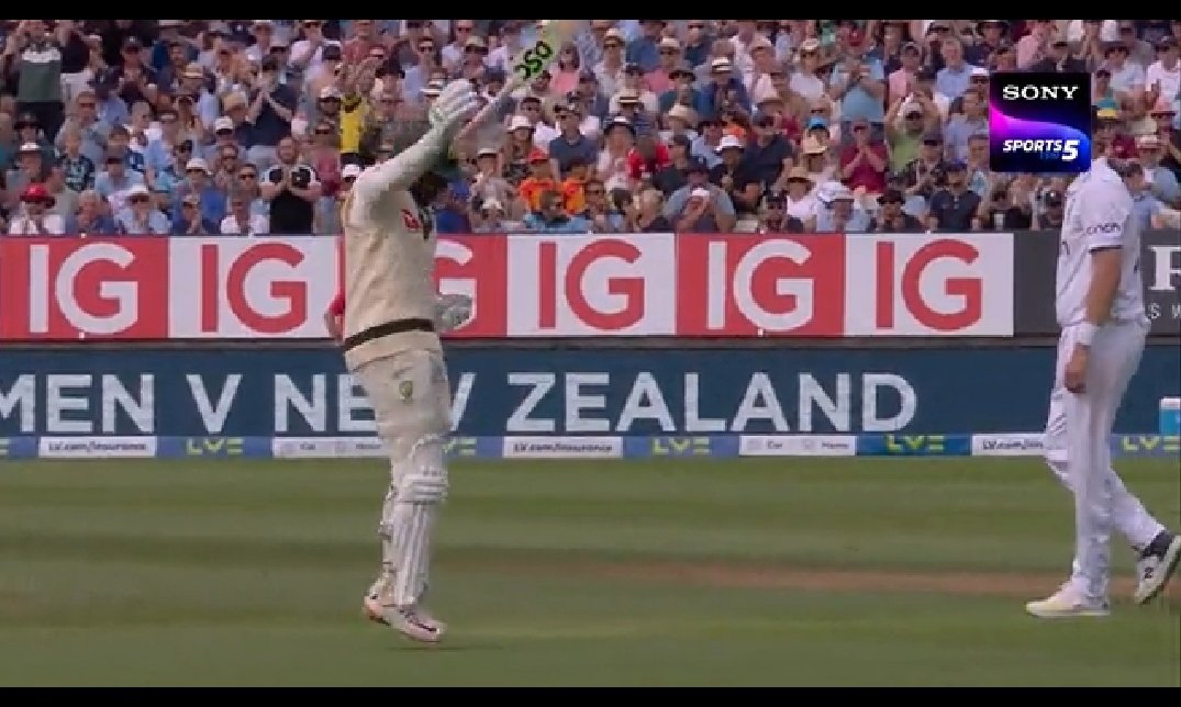 ShardulAutade's tweet photo. @Uz_Khawaja #UsmanKhwaja @ICC @cricketaakash #CricketTwitter Usman Khwaja hit a really good century but disrespecting your own bat by throwing is not fair with it! #Humbleness #excitement https://t.co/qwQX5LzWP1