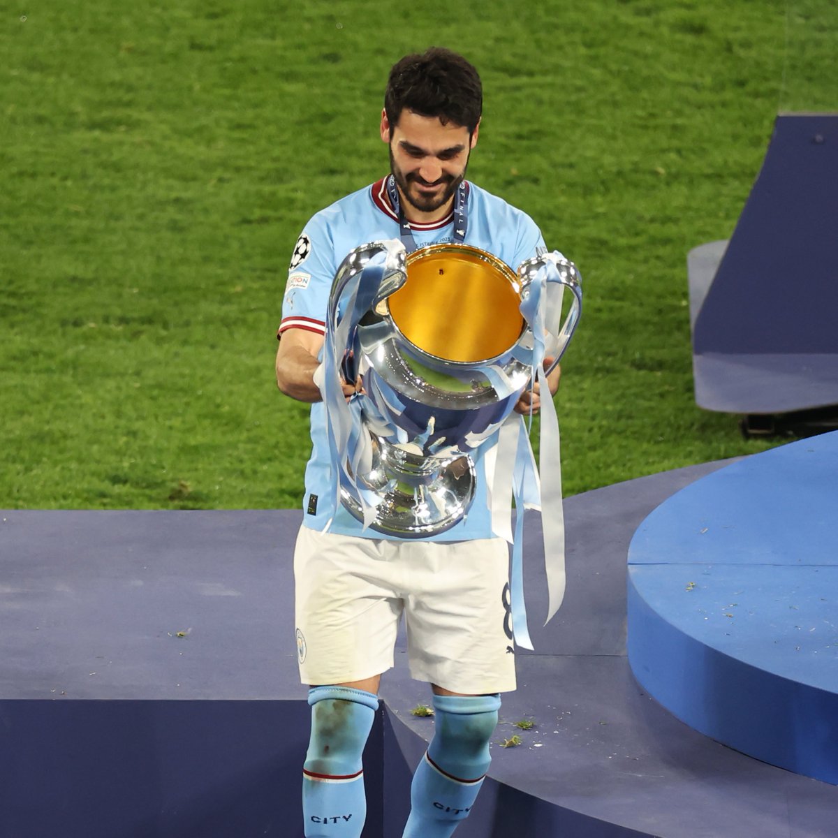 Our #PL final-day hero.
Our treble-winning captain.
Our #UCL final-winning captain.
Our first signing of the Pep Guardiola era.
Our Manchester derby #FACup final hero.

304 Apps. 60 Goals. 40 Assists. 14 Honours.

Our @IlkayGuendogan. Thank you! 💙