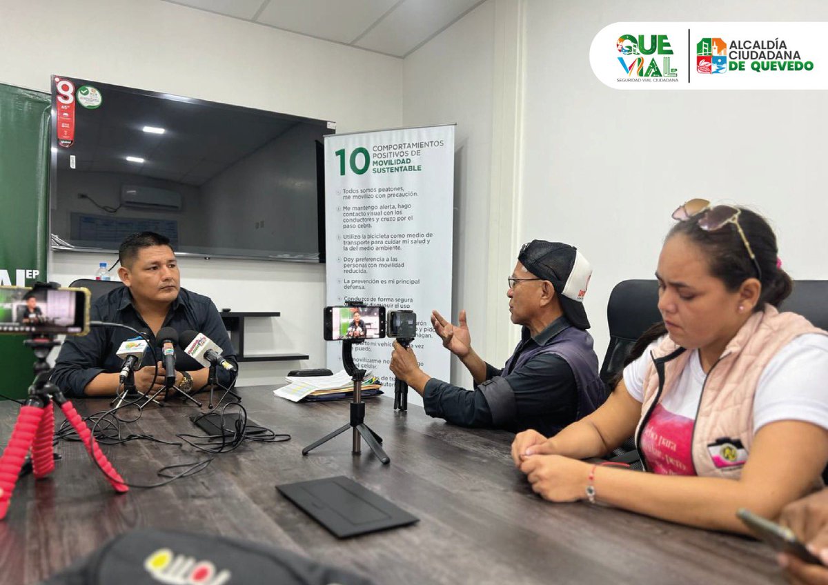 QUEVIAL_EP's tweet photo. Ing. Oscar Gallarado Toapanta, Gerente General, atendió a los medios de comunicación para dialogar sobre los proyectos viales futuros y los avances en procesos actuales. 

¡Seguridad Vial Ciudadana! https://t.co/ELwkihMgLP