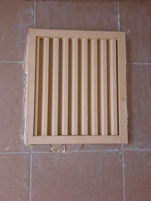 NosArtisansODT's tweet image. #nosartisansontdutalent 
1 des 12 posés dans un même #couloir d'une #copro ...
#malfacon #batiment