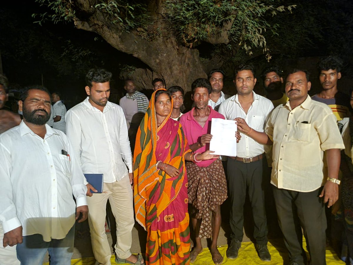bsp_odisha's tweet photo. #Bsp fact finding team under the Leadership of #AdvBibhutiBhushan the #Balangir Lok Sabha Pravari along with other senior party leaders at #Khalipali, #Muribahal,Balangir to conduct a report on the death of atrocity victim #GunanidhiBag . https://t.co/hvbIx6s5vv