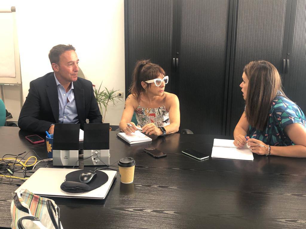 Seguimos facilitando la transición

Con lealtad, responsabilidad y compromiso por la ciudad ante todo

Hoy <a href="/MonteMures/">Monte mures</a> se ha reunido con  José Manuel Cossi y Beatriz Gandullo, concejales del nuevo gobierno del PP, para explicar proyectos y medidas en Turismo, Mercado y Comercio