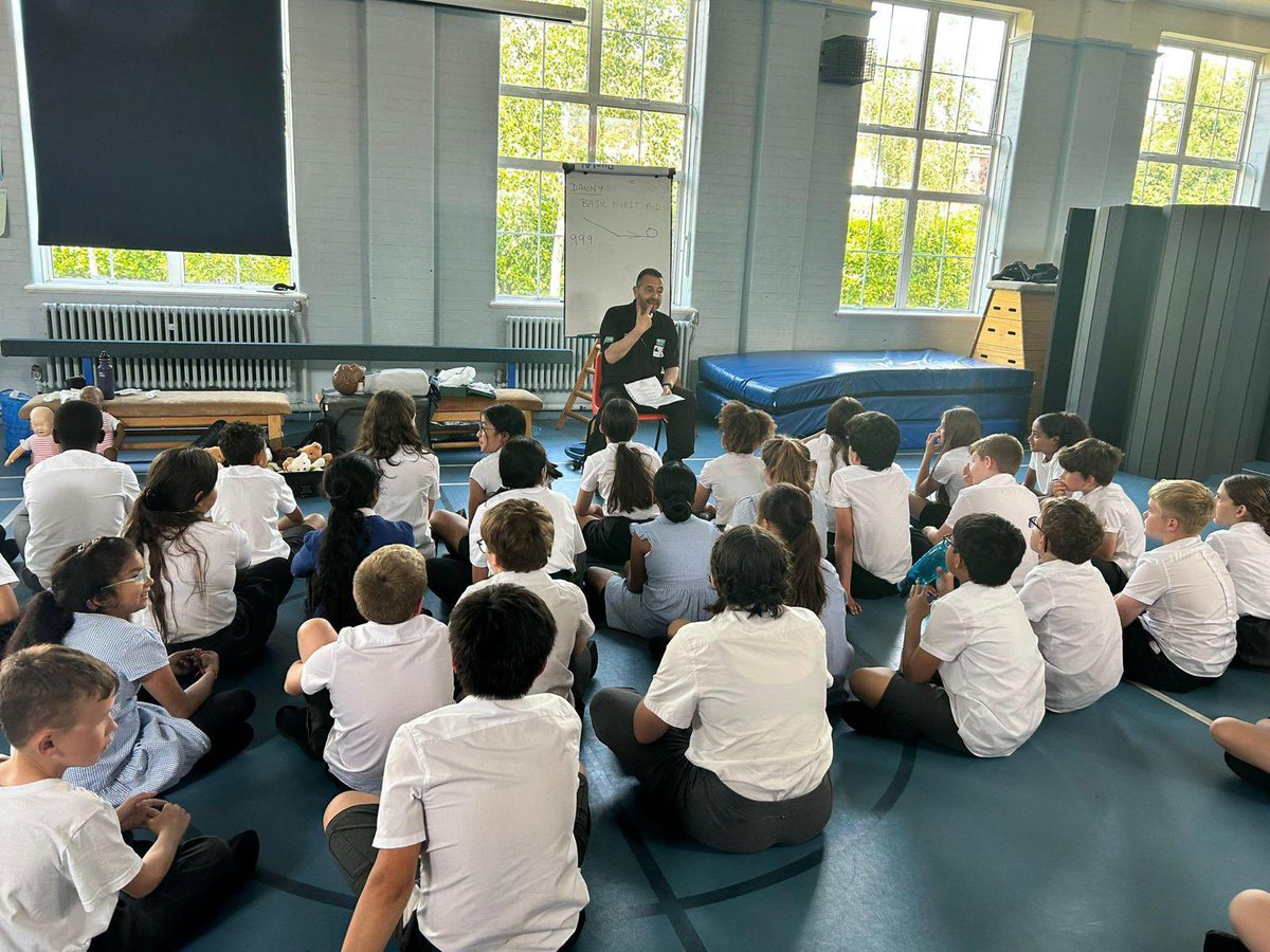 6️⃣ ⛑️🩹 Year 6 got a top up on our superpower of leadership and responsibility by completing a first aid workshop today! We explored minor injuries like burns, dressing wounds and the all important CPR! ⛑️🩹6️⃣